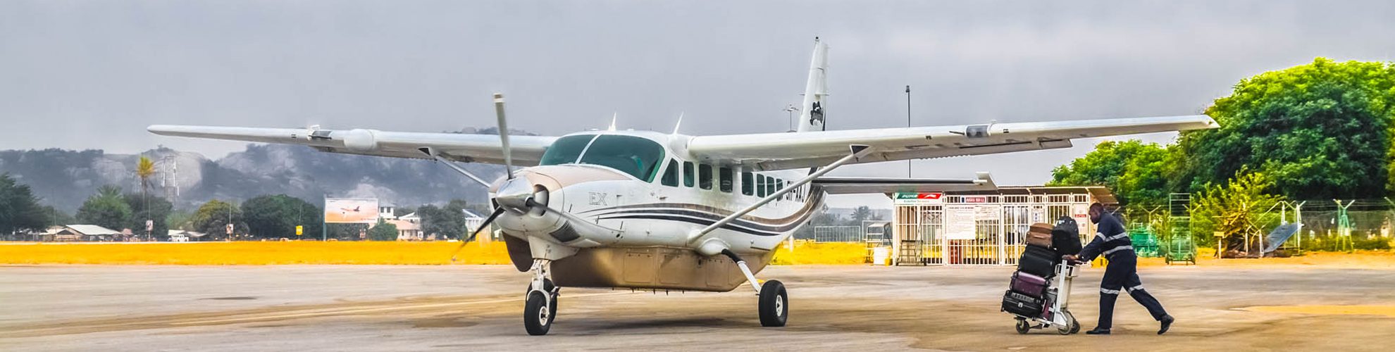 What are the luggage weight limits for internal flights on a Rwanda safari tour