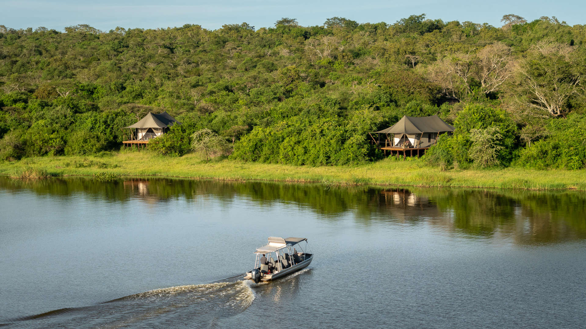 What luxury lodges offer easy access to things to do in Akagera national park?